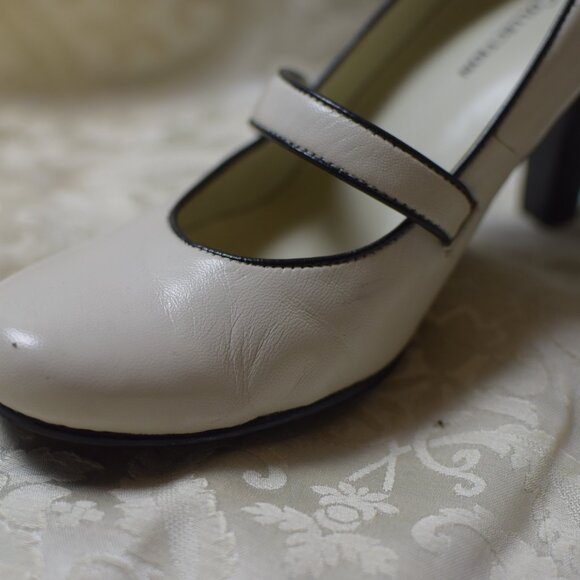 White Vianni Collection Mary-Janes - size 6.5 - Picture 8 of 9